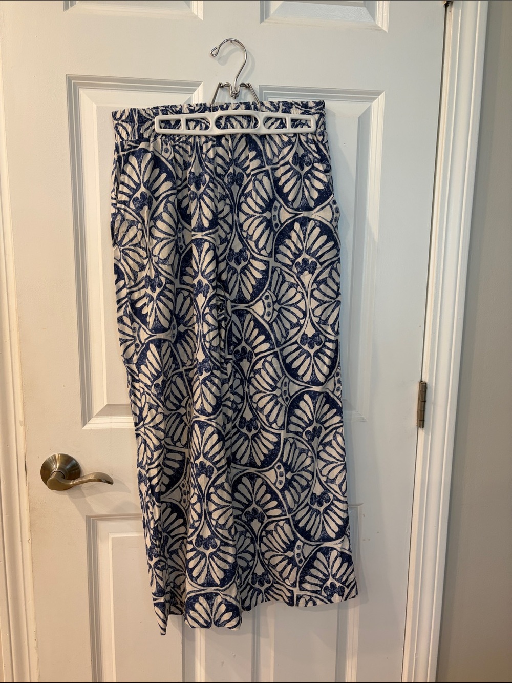 Emerson Rose Wide Leg White and Blue Ankle Pants - Picture 2 of 4